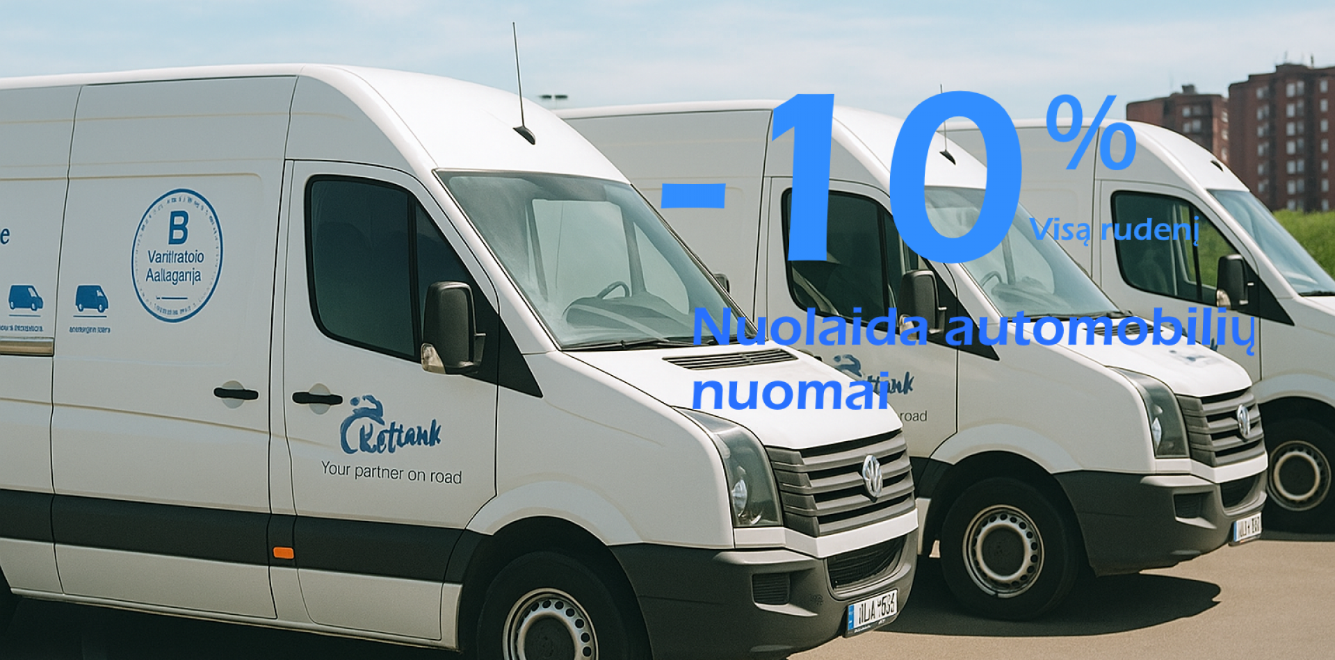 Moteris, žvelgianti į jūrą iš automobilio, kurį išsinuomavo Keliauk Bus automobilių nuomos punkte.